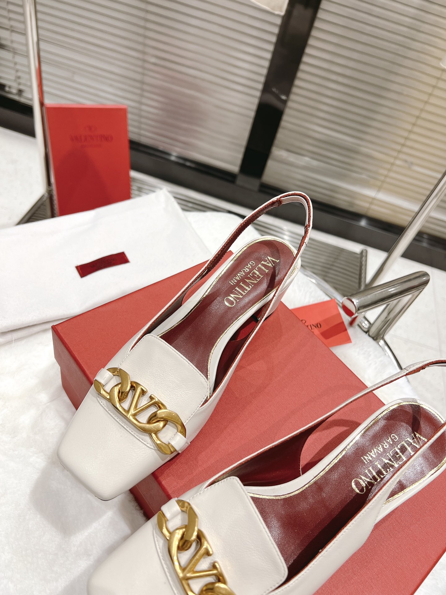 【Valentino】𝟐𝟎𝟐𝟏/𝐒𝐒 𝐧𝐞𝐰  Valentino fabric patent leather lining sheepskin sole cowhide