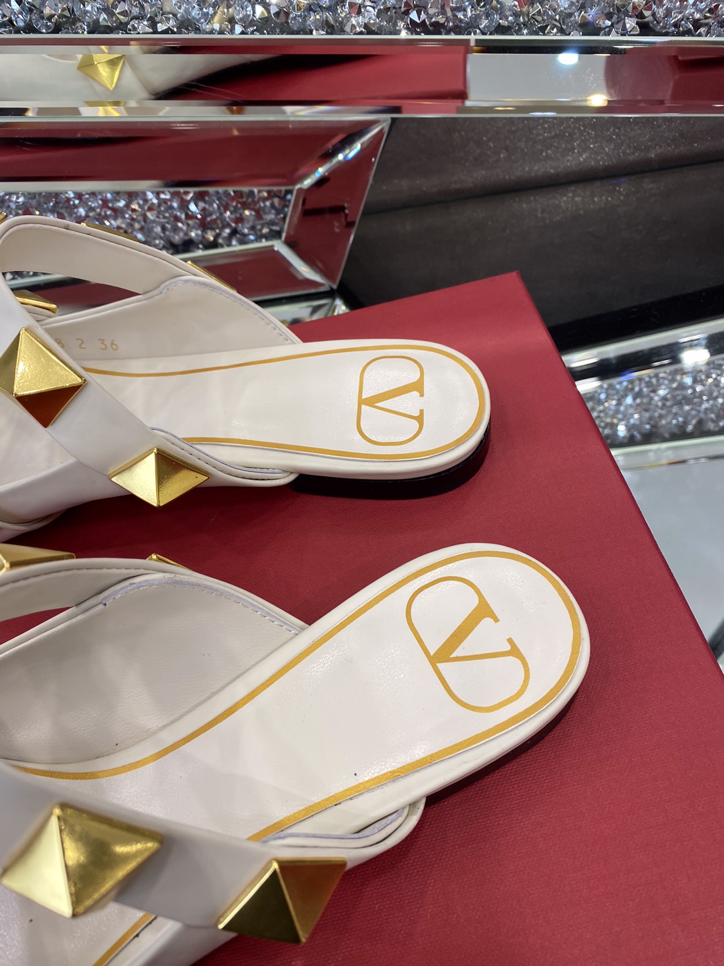 【Valentino】𝟐𝟎𝟐𝟏/𝐒𝐒 𝐧𝐞𝐰 The latest series of counter perfect details original matte open edge bead leather