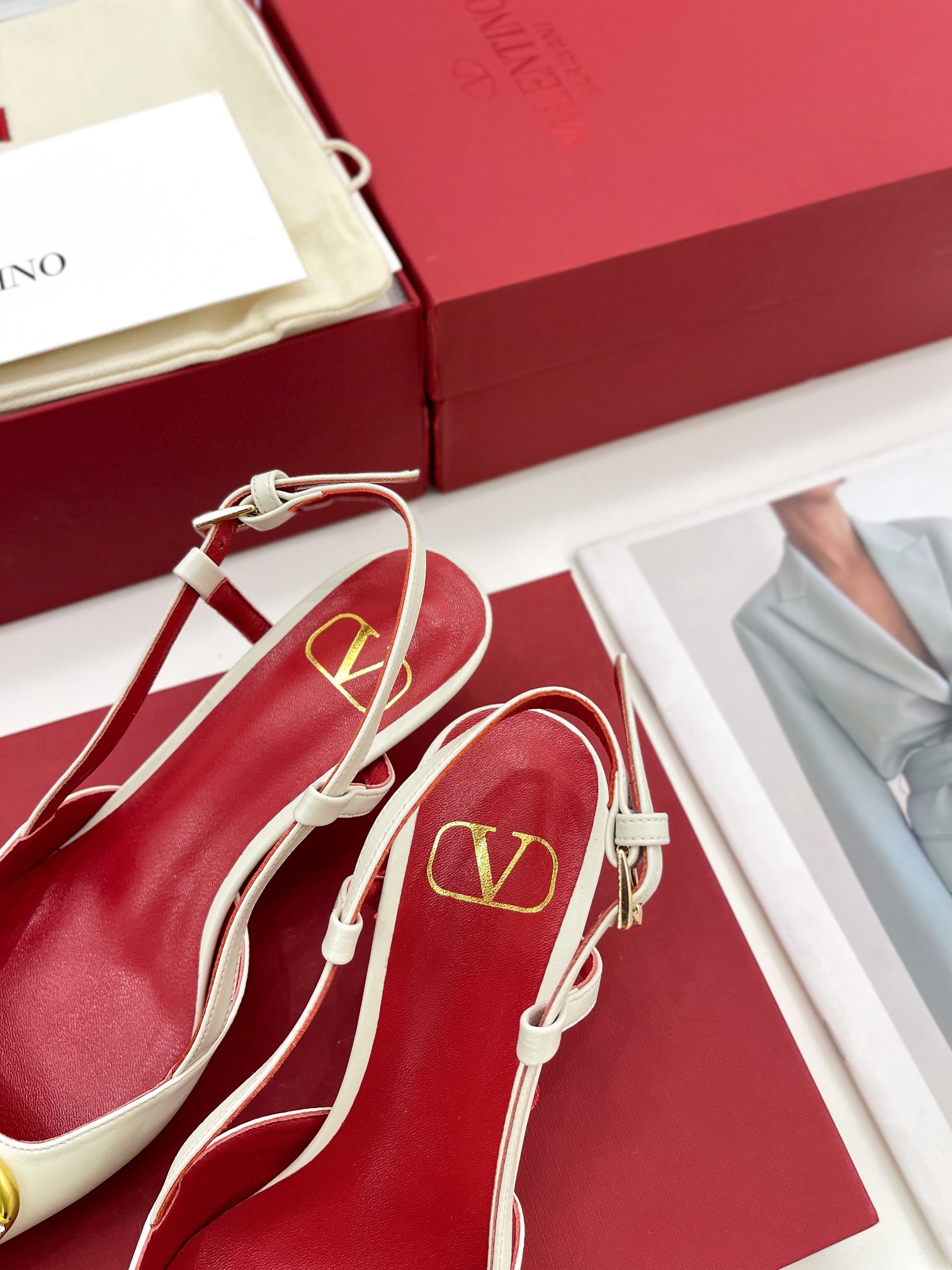 【Valentino】𝟐𝟎𝟐𝟏/𝐒𝐒 𝐧𝐞𝐰 Valentino 2022 spring and summer new large V diamond buckle high heels on the new