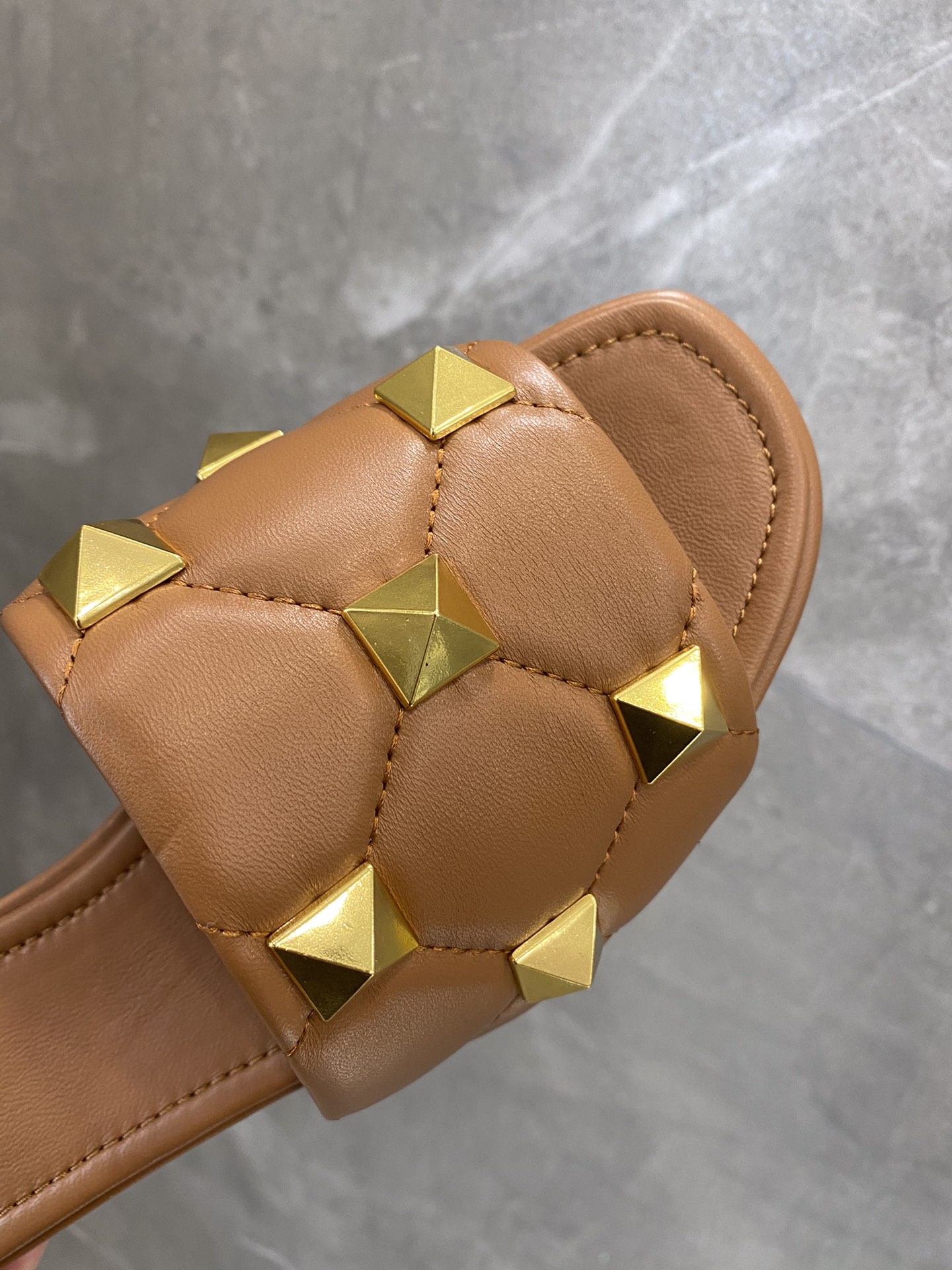 【Valentino】𝟐𝟎𝟐𝟏/𝐒𝐒 𝐧𝐞𝐰 The latest counter series, perfect details, very bright show series launched