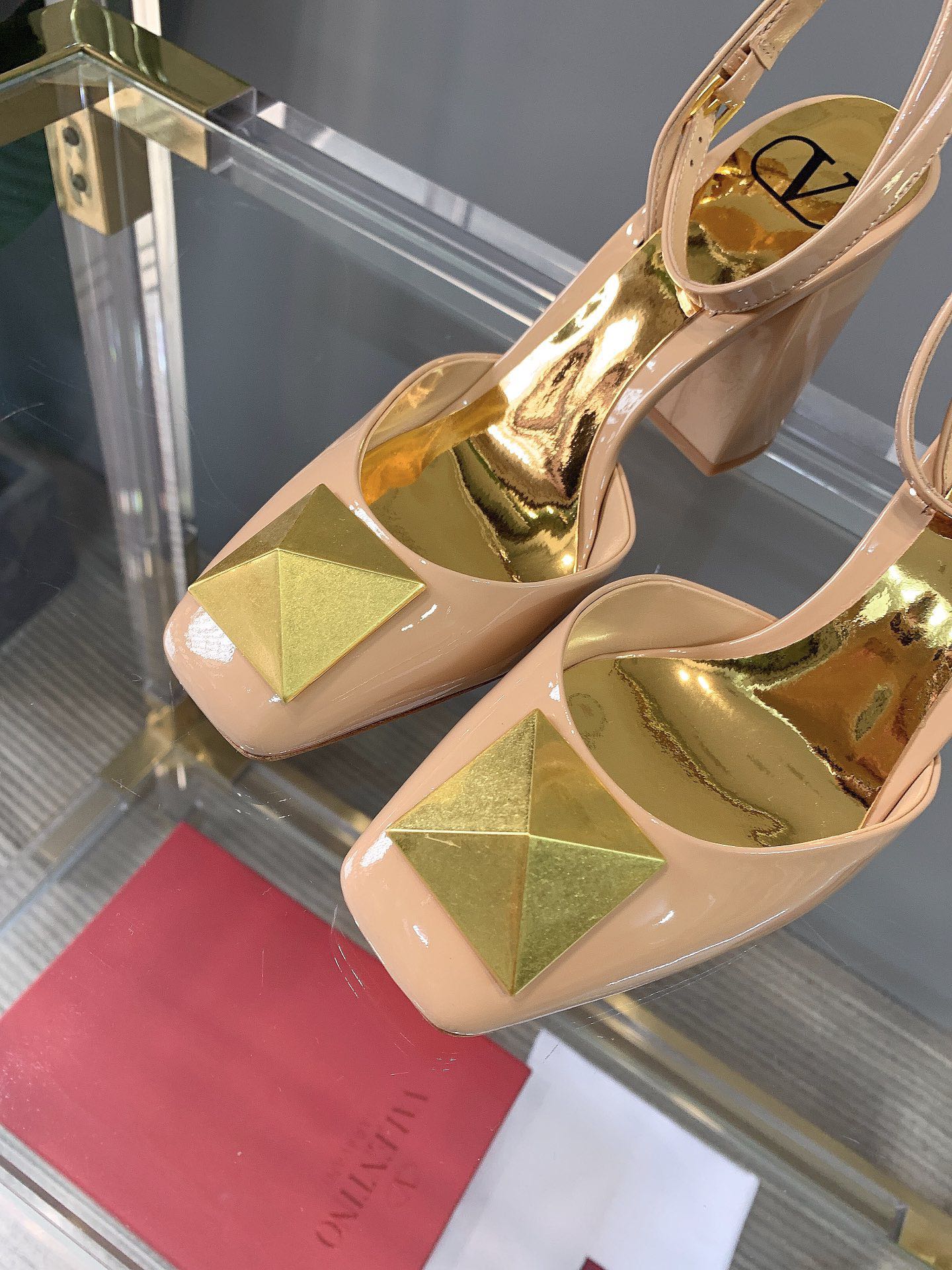 【Valentino】𝟐𝟎𝟐𝟏/𝐒𝐒 𝐧𝐞𝐰 VALENTINO 2022ss spring-summer new big studded high heelss still the classic studded collection