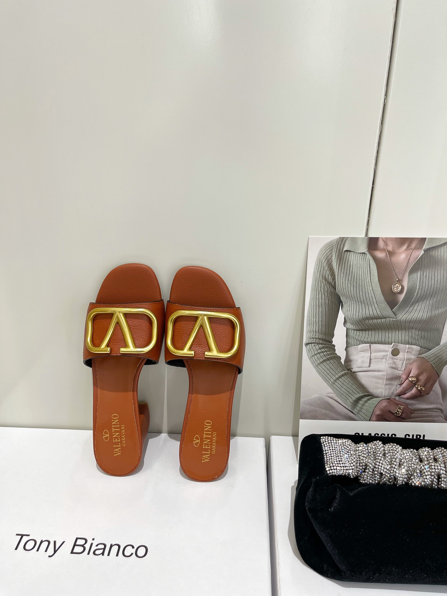 【Valentino】𝟐𝟎𝟐𝟏/𝐒𝐒 𝐧𝐞𝐰  Valentino 2022 / fw spring and summer new women's slippers