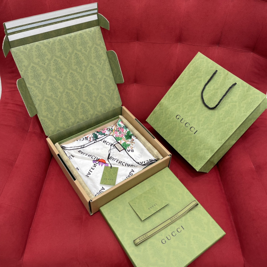 𝐆𝐔𝐂𝐂𝐈 𝐗 𝐁𝐀𝐋𝐄𝐍𝐂𝐈𝐀𝐆𝐀 joint model Balenciaga twill twill with floral pattern on ivory white background 100% mulberry silk