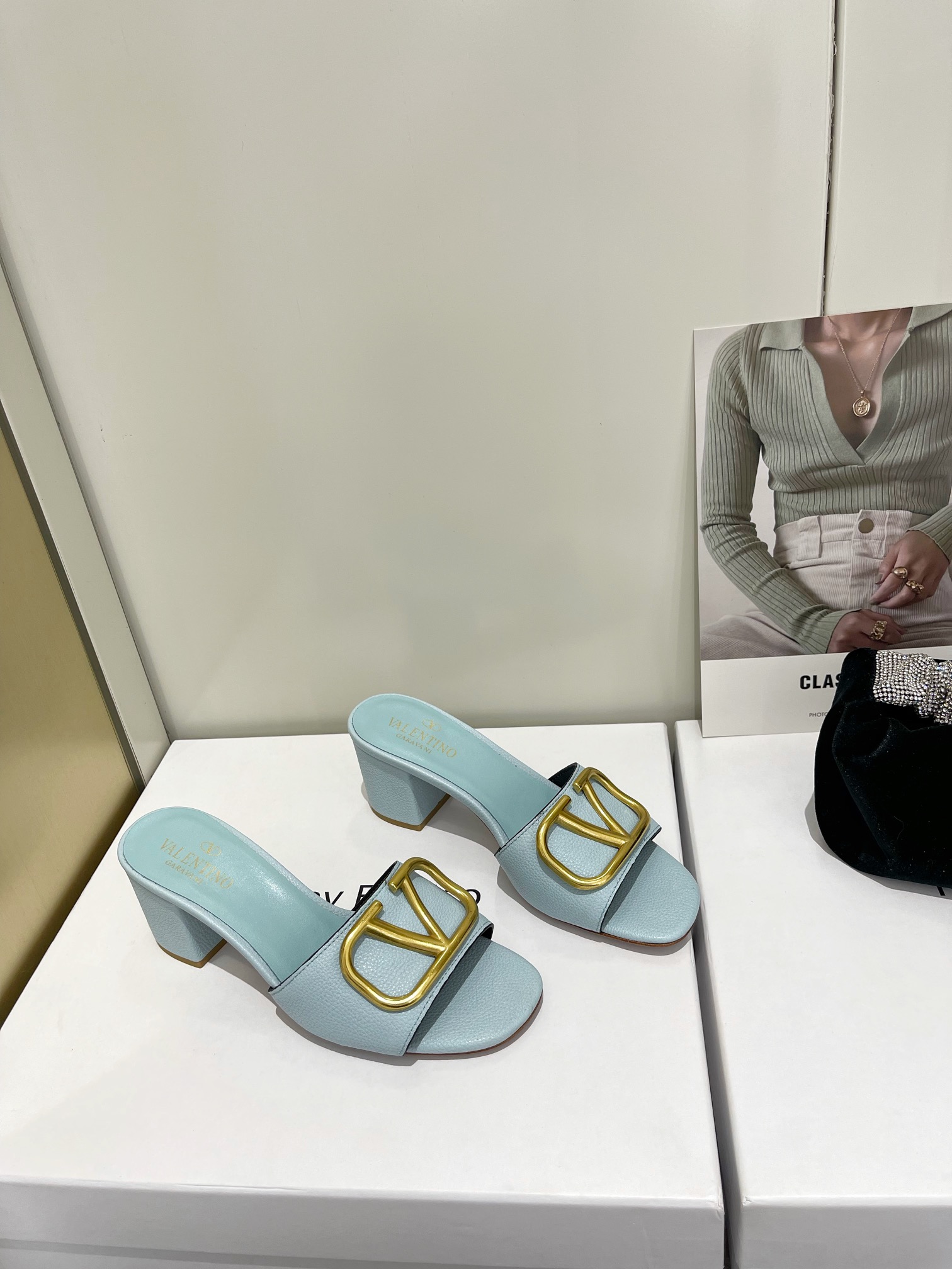 【Valentino】𝟐𝟎𝟐𝟏/𝐒𝐒 𝐧𝐞𝐰  Valentino 2022 / fw spring and summer new women's slippers
