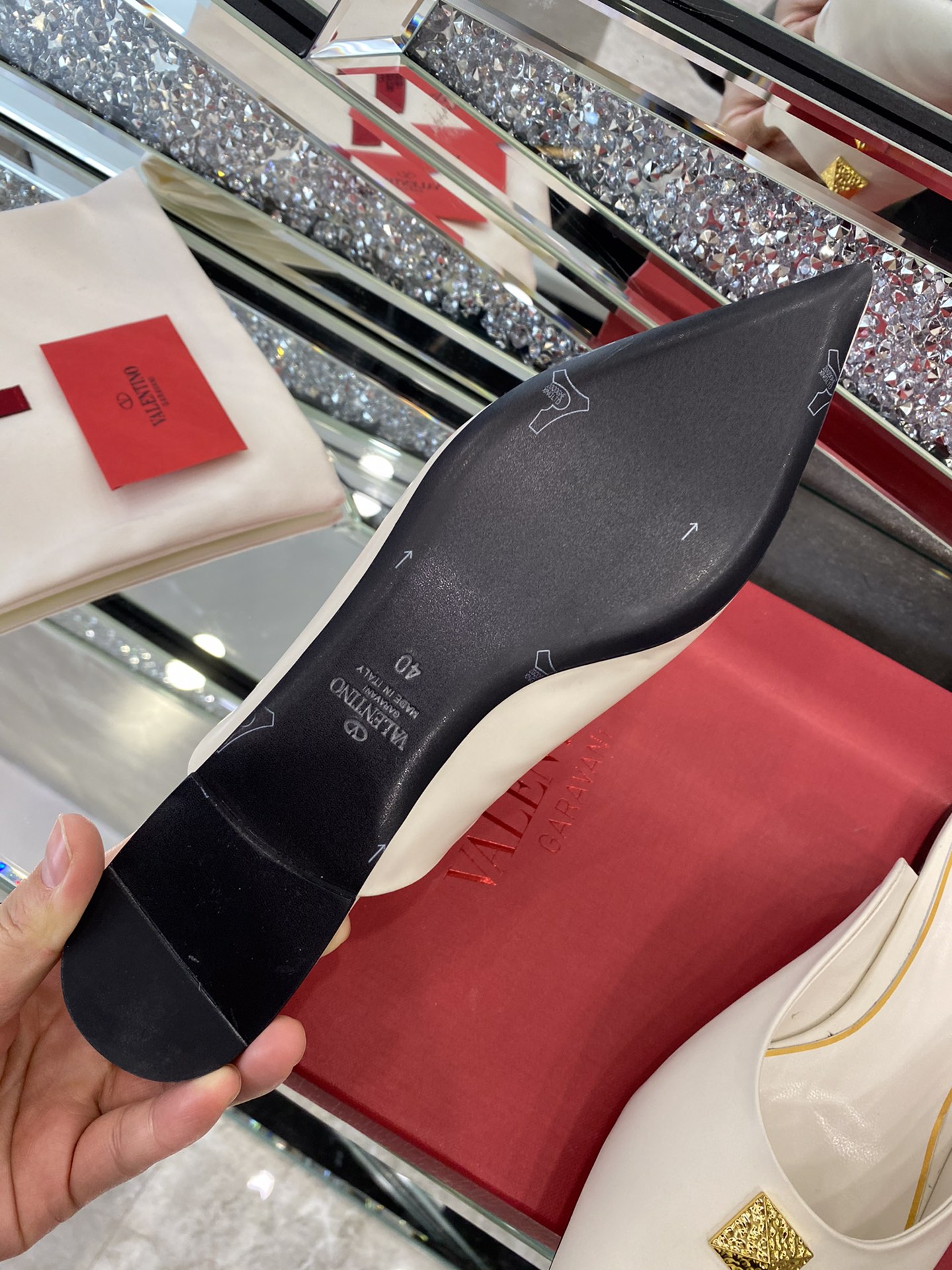 【Valentino】𝟐𝟎𝟐𝟏/𝐒𝐒 𝐧𝐞𝐰 The latest series of counter perfect details original matte open edge bead leather