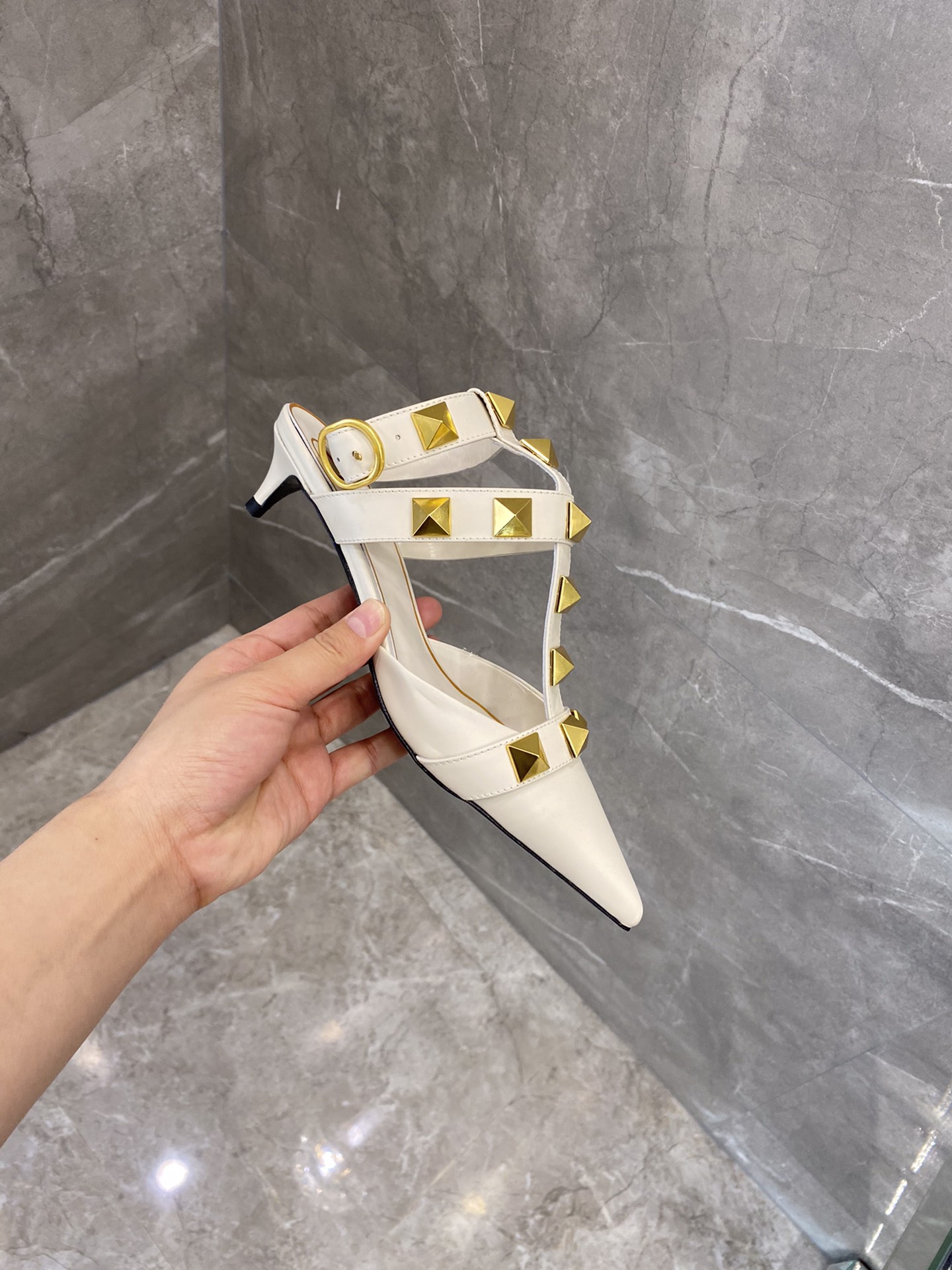 【Valentino】𝟐𝟎𝟐𝟏/𝐒𝐒 𝐧𝐞𝐰 Valentino studded sandals counter the latest series of very bright show series launched