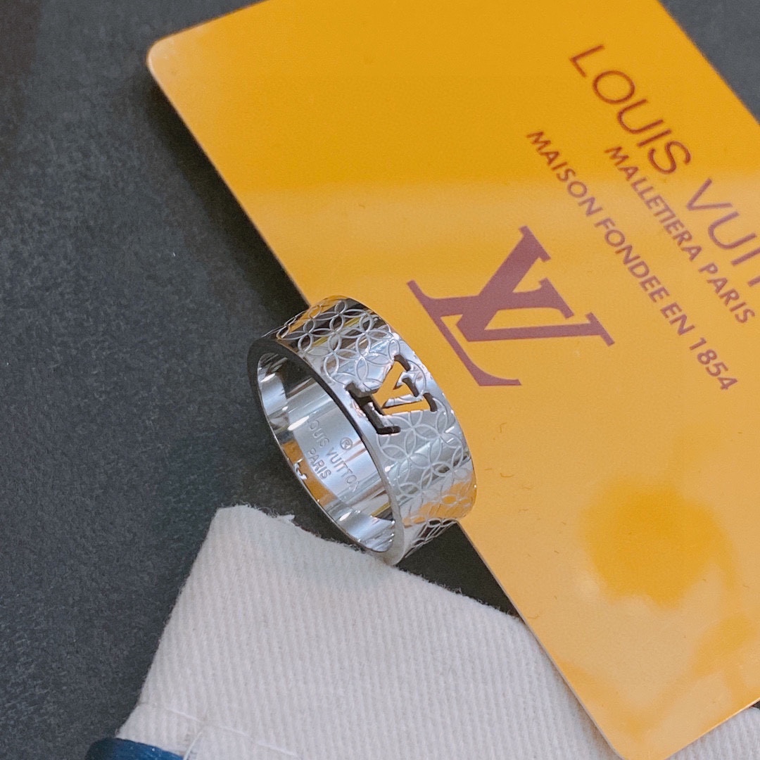 Louis Vuitton ring in the same material as the counter.