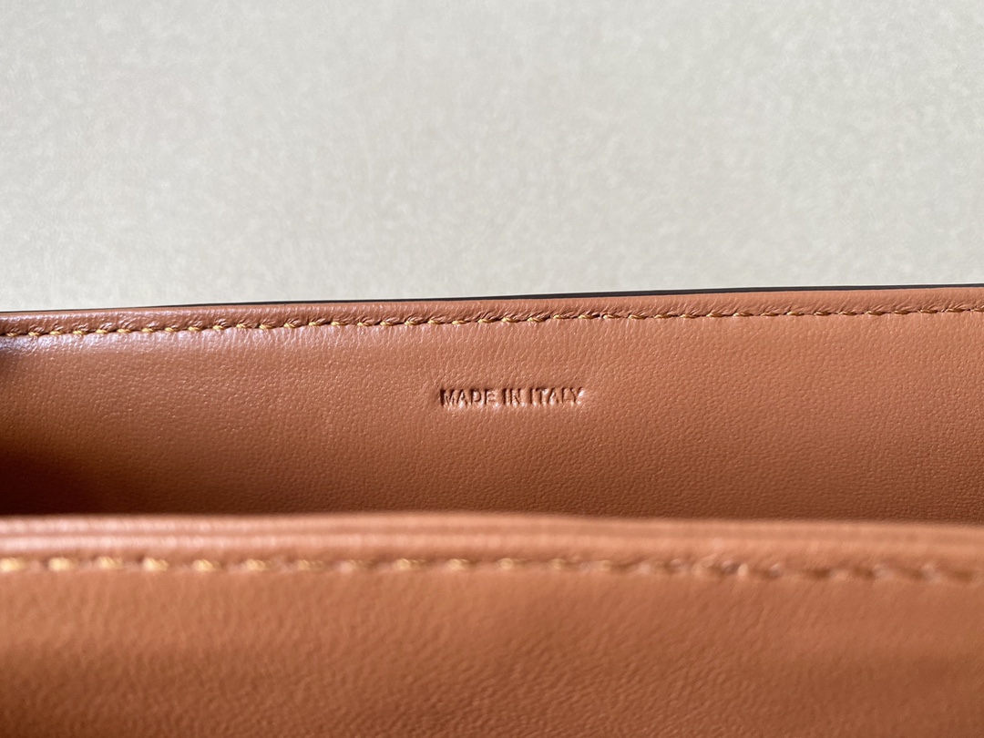 𝐂𝐞𝐥𝐢𝐧𝐞 Triomphe Medium 22.5cm