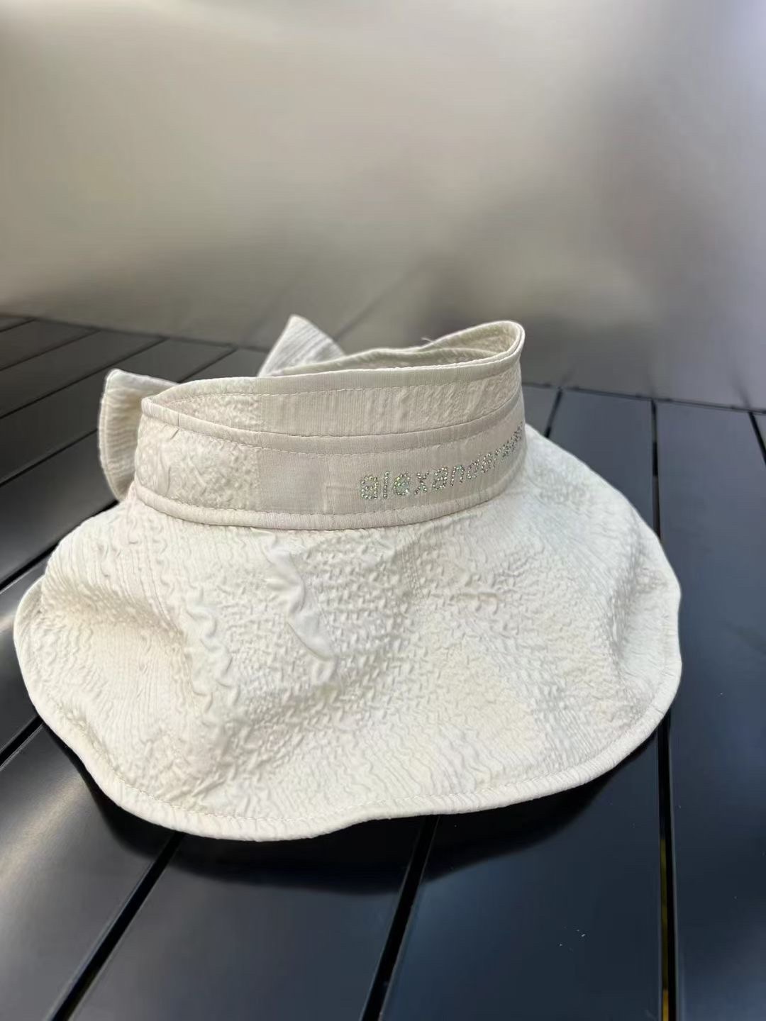 Wang Alexander's new large brim empty top hat