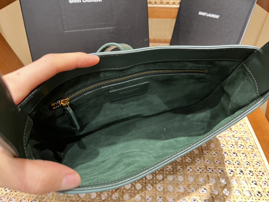 SAINT LAURENT Model: 657228 plain original leather.JD