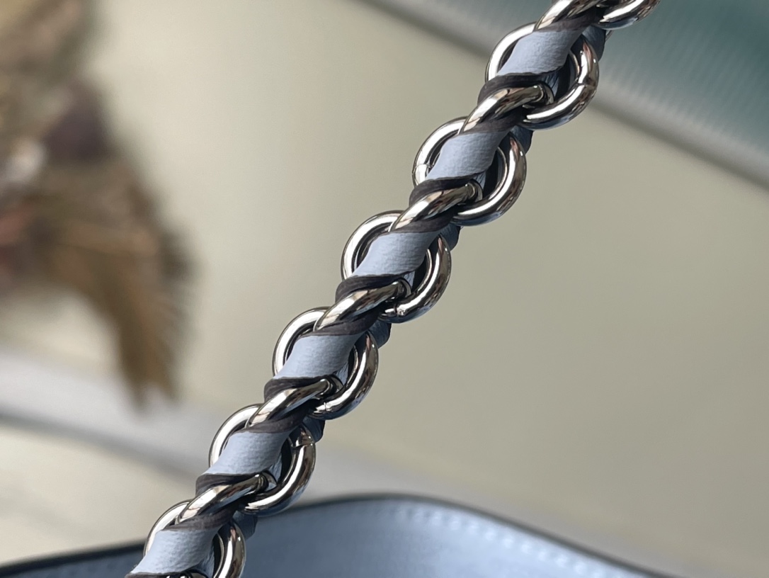 𝐋𝐎𝐔𝐈𝐒 𝐕𝐔𝐈𝐓𝐓𝐎𝐍   M21582