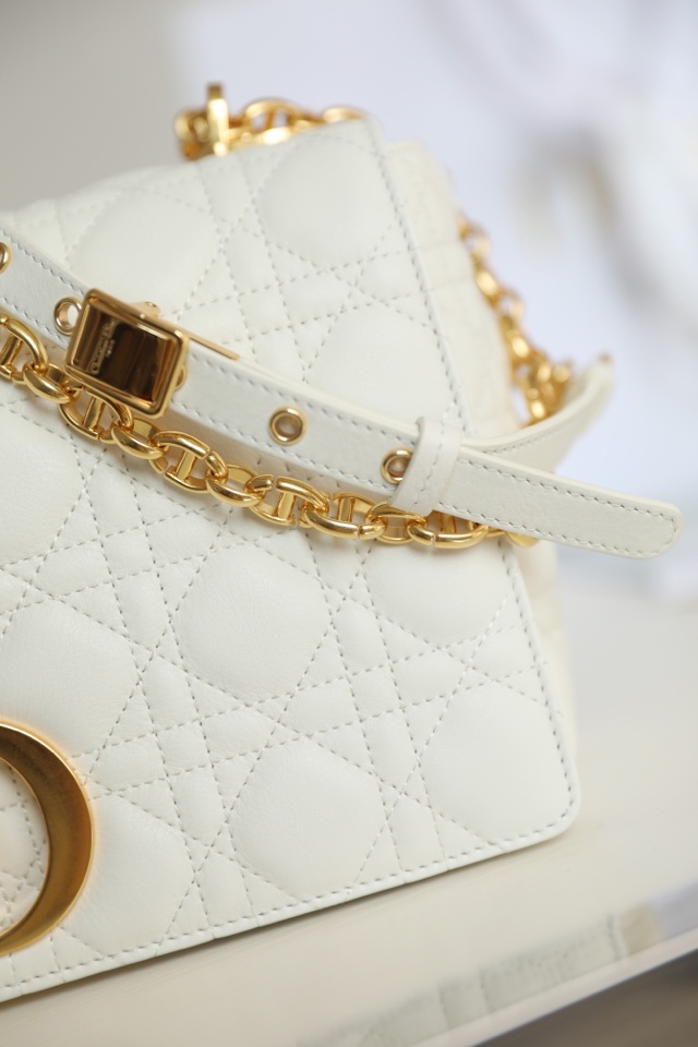 [DlOR CARO] White soft cow leather rattan check pattern