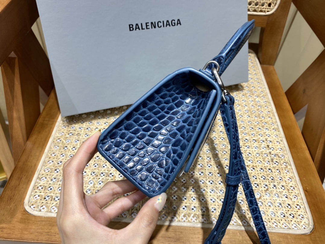 BALENCIAGA 𝐇𝐨𝐮𝐫𝐠𝐥𝐚𝐬𝐬 𝐗𝐒 crocodile-textured cowhide