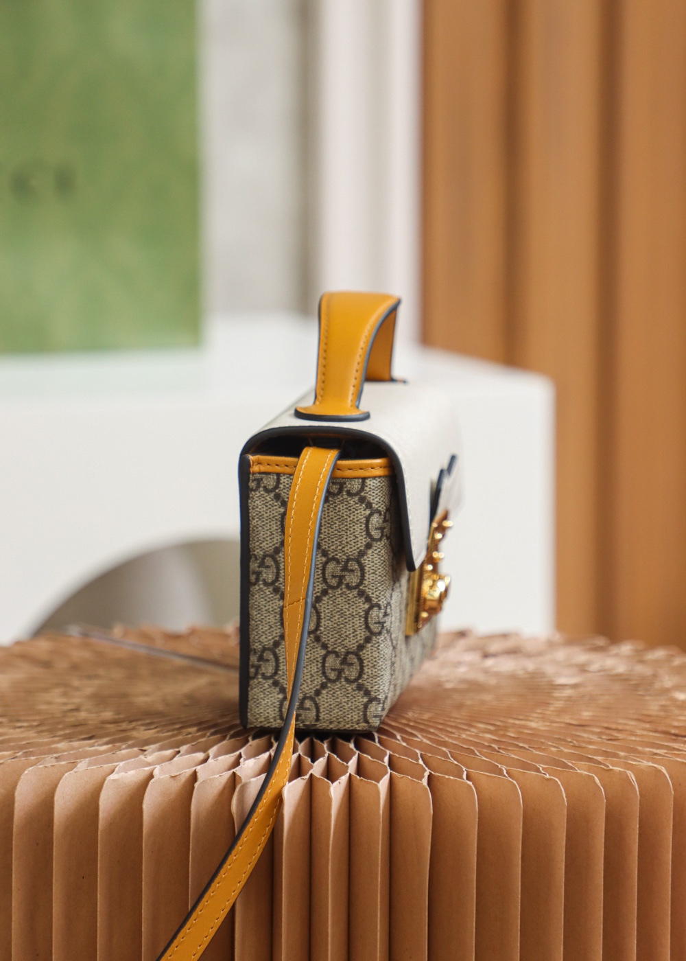 GUCCI 𝙥𝙖𝙙𝙡𝙤𝙘𝙠 series new member genuine leather #652683