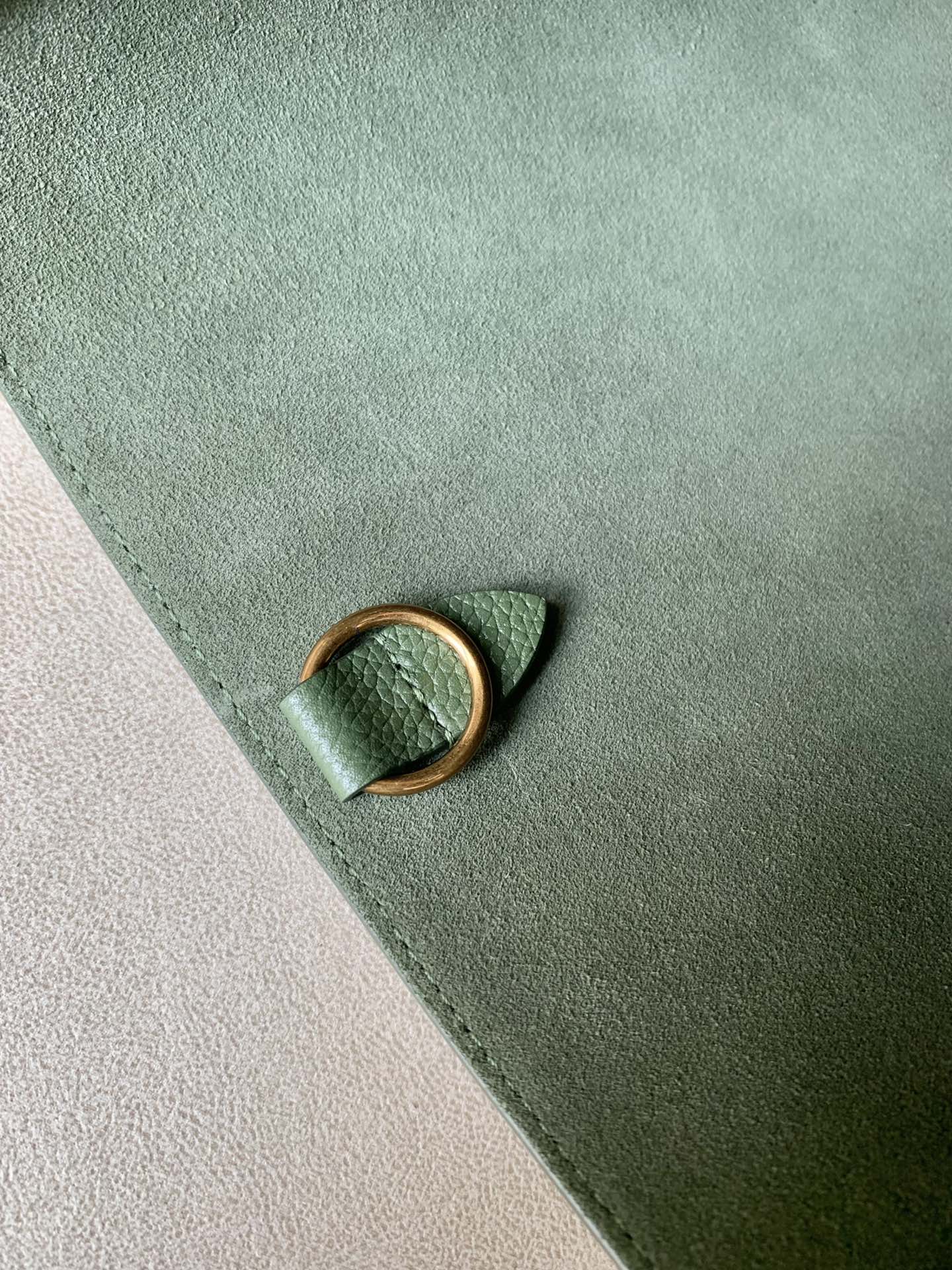 𝐂𝐞𝐥𝐢𝐧𝐞 SANGLE BUCKET bucket bag in soft grained calfskin