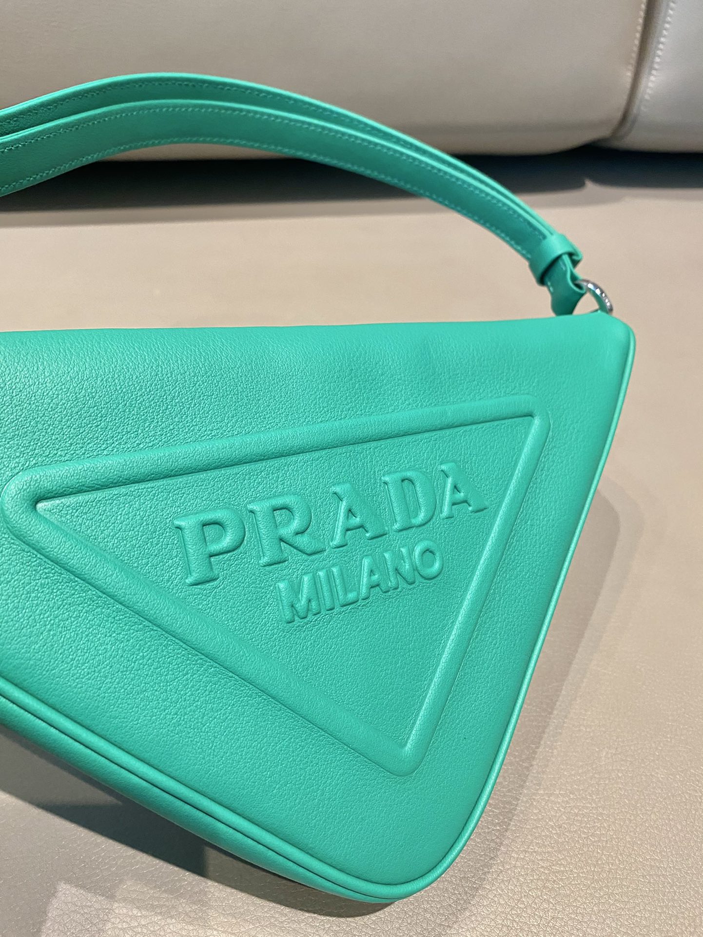 𝐏𝐑𝐀𝐃𝐀 Triangular bag 1NQ043