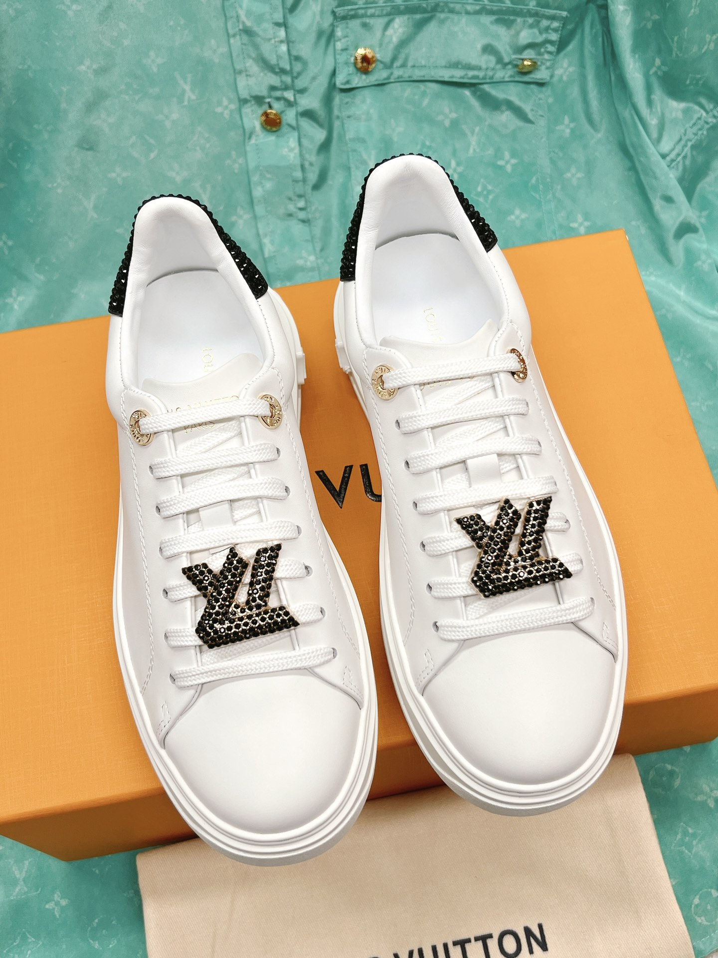 Louis Vuitton's new letter rhinestone white shoes series is new🆕