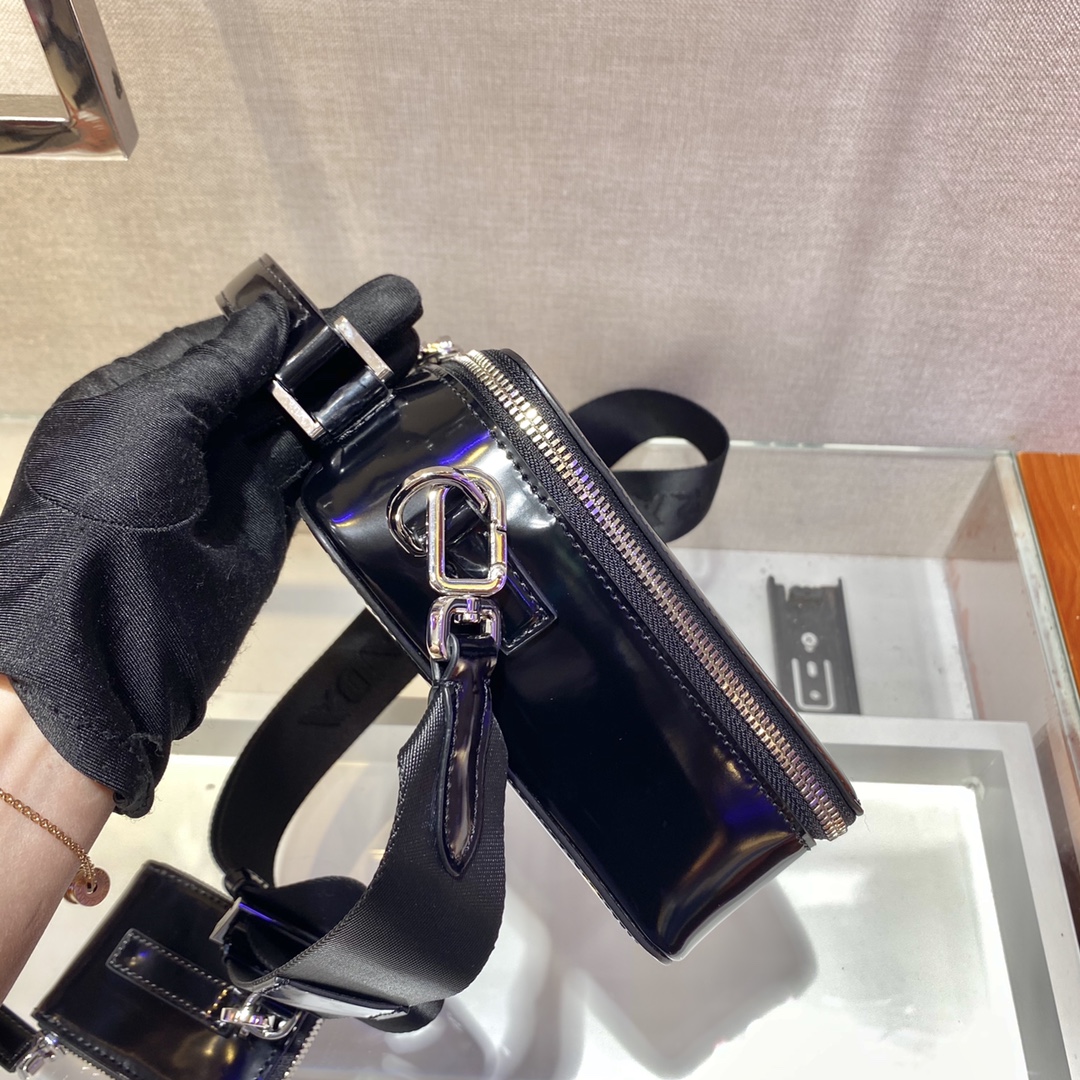 𝐏𝐑𝐀𝐃𝐀 New camera bag 2VH069