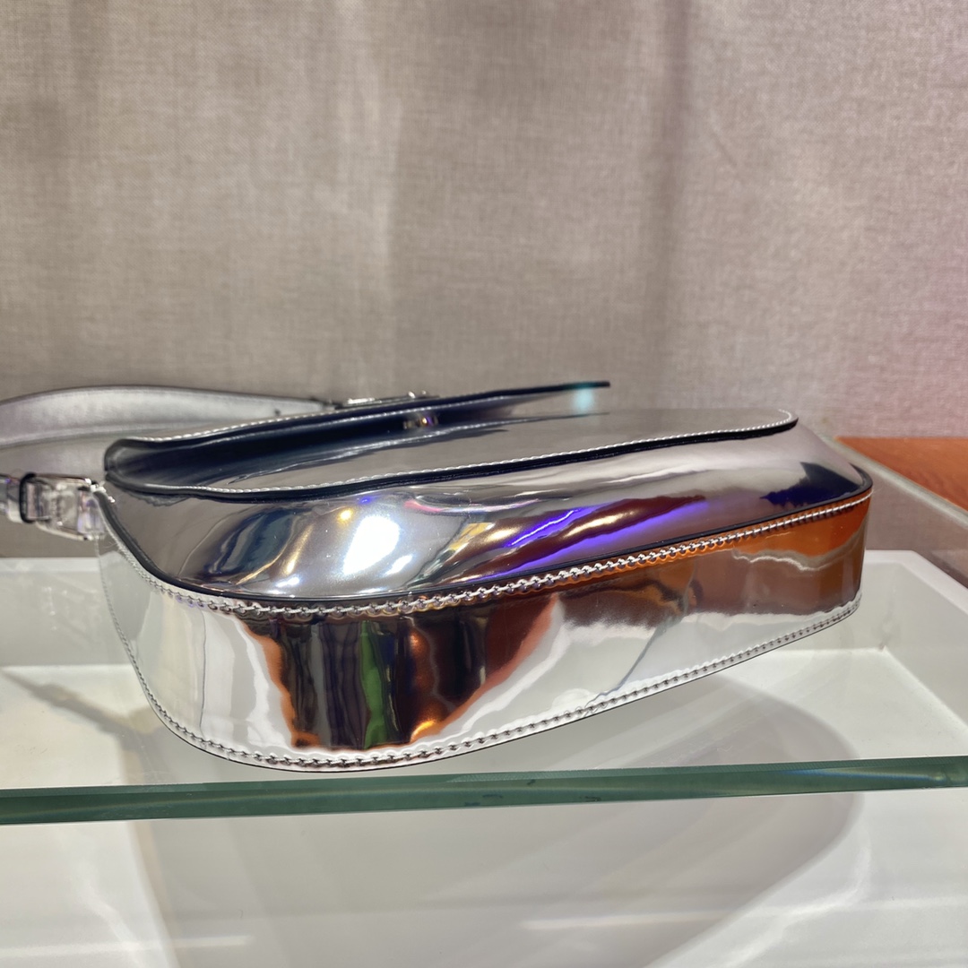 𝐏𝐑𝐀𝐃𝐀 Large flap w/ double shoulder strap 1BD303