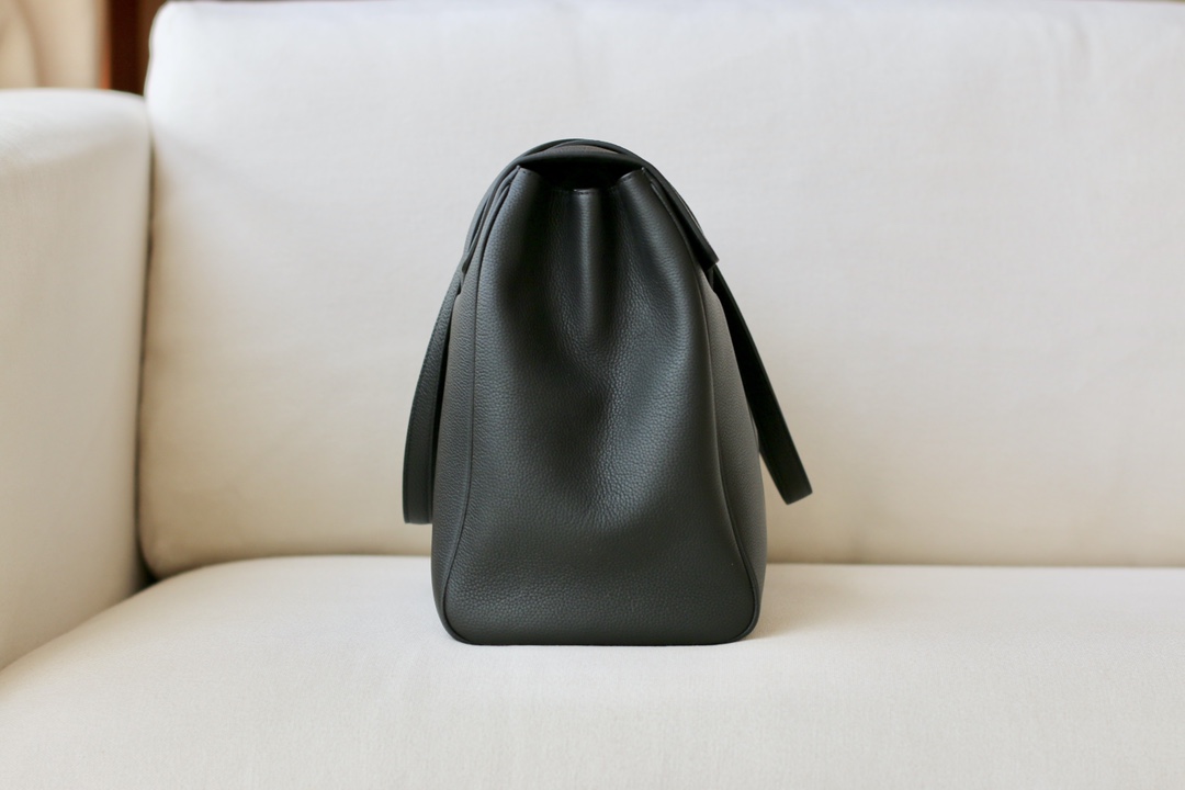 𝐂𝐞𝐥𝐢𝐧𝐞 soft 16 large soft bag in smooth calfskin