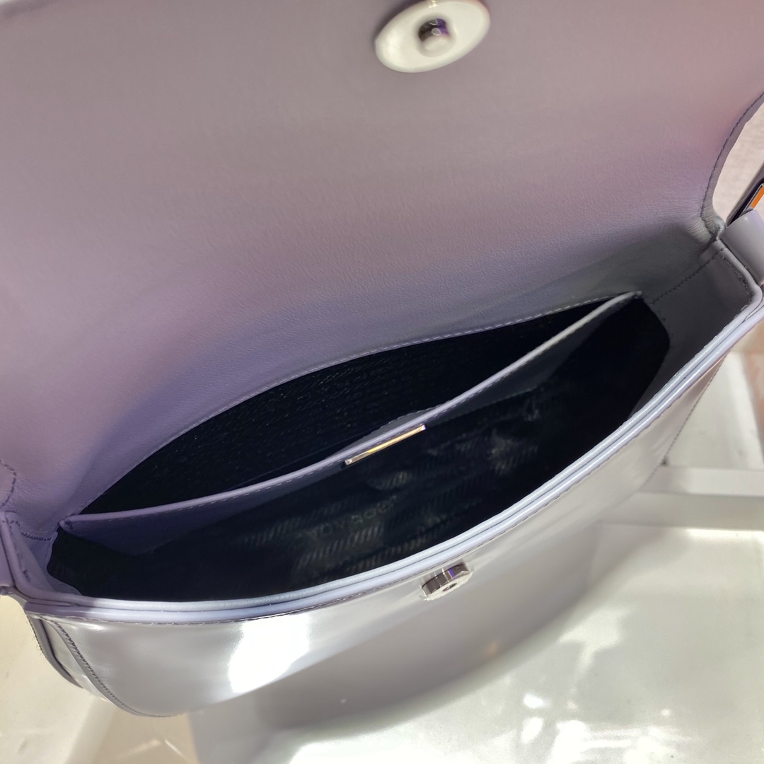 𝐏𝐑𝐀𝐃𝐀 Large flap w/ double shoulder strap 1BD303