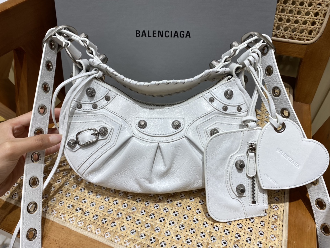 BALENCIAGA 𝐋𝐞 𝐂𝐚𝐠𝐨𝐥𝐞 Moon Bag