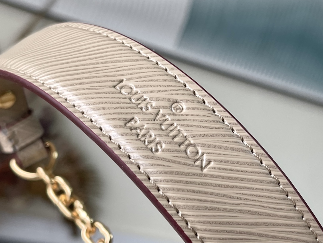 𝐋𝐎𝐔𝐈𝐒 𝐕𝐔𝐈𝐓𝐓𝐎𝐍   M21112