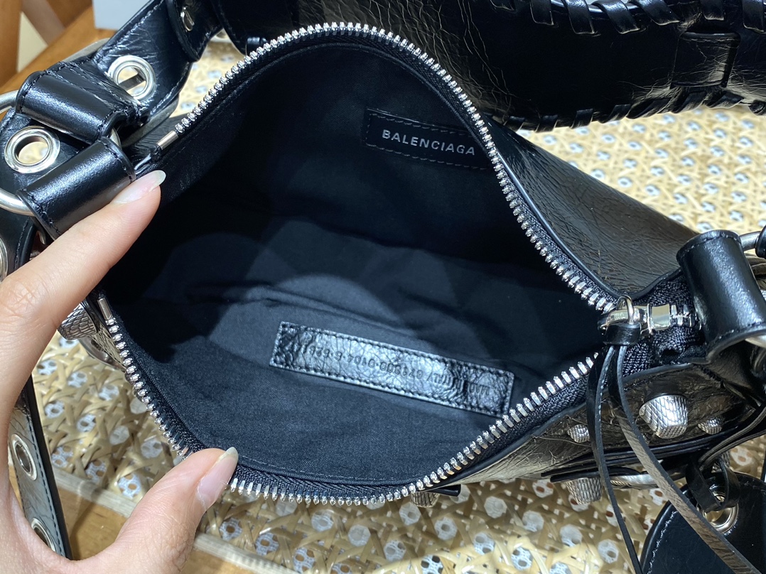 BALENCIAGA 𝐋𝐞 𝐂𝐚𝐠𝐨𝐥𝐞 Moon Bag