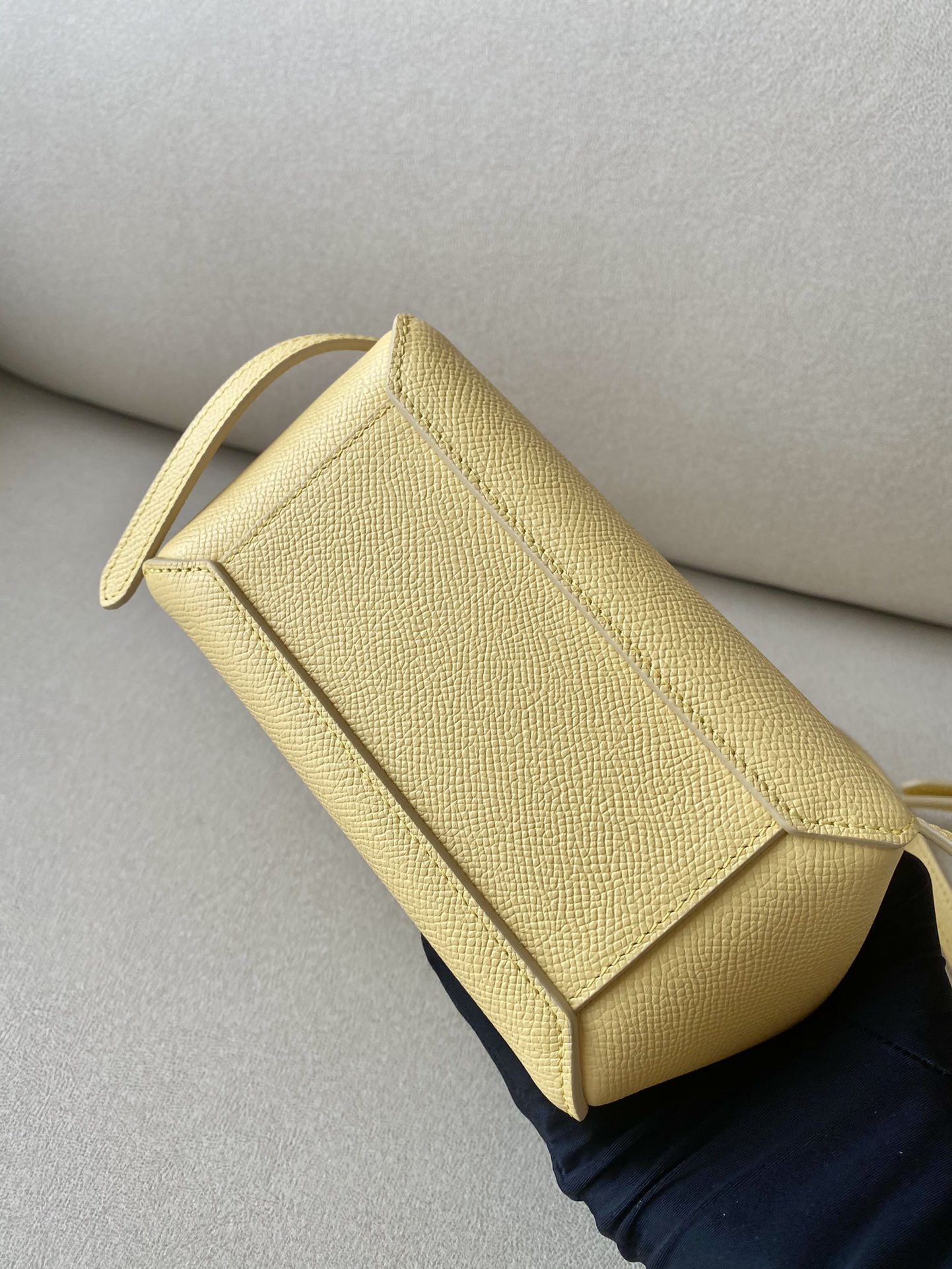 𝐂𝐞𝐥𝐢𝐧𝐞 𝐛𝐞𝐥𝐭 𝐩𝐢𝐜𝐨 𝟏𝟔𝐜𝐦 Grained Calfskin Bag