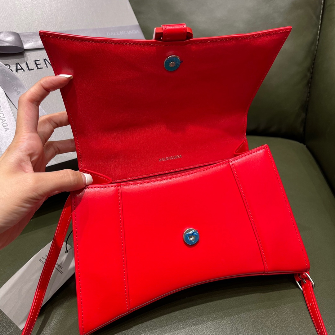 BALENCIAGA 𝐇𝐨𝐮𝐫𝐠𝐥𝐚𝐬𝐬 𝐒 The hourglass bag of the fashion world