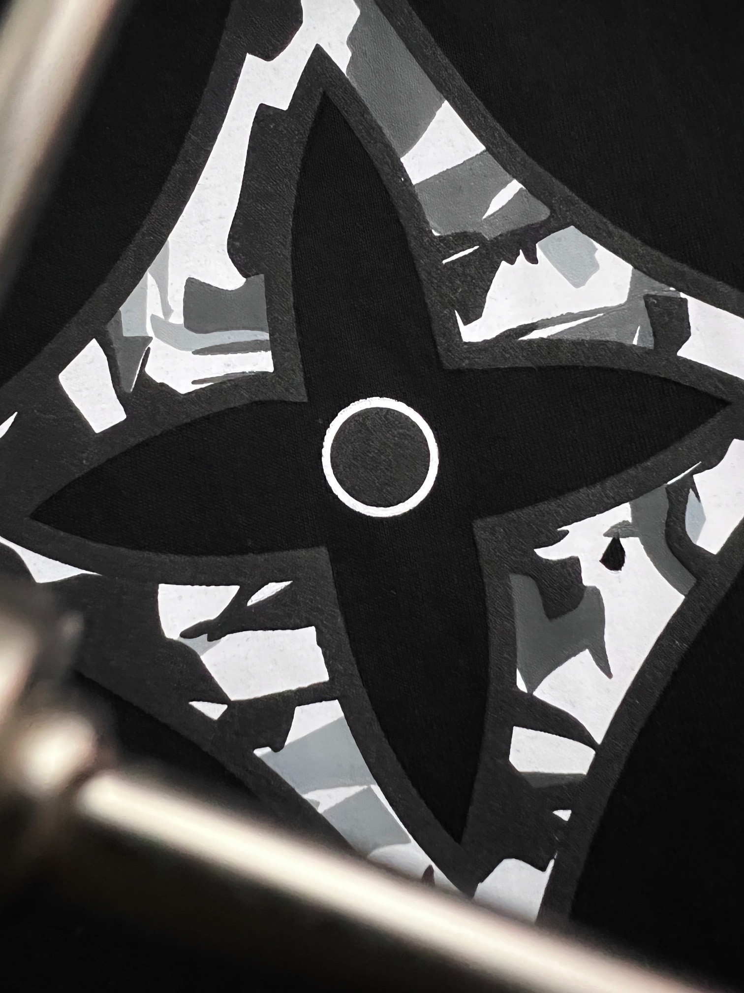 Louis Vuitton 24 classic embroidered pockets with trendy t-shirts