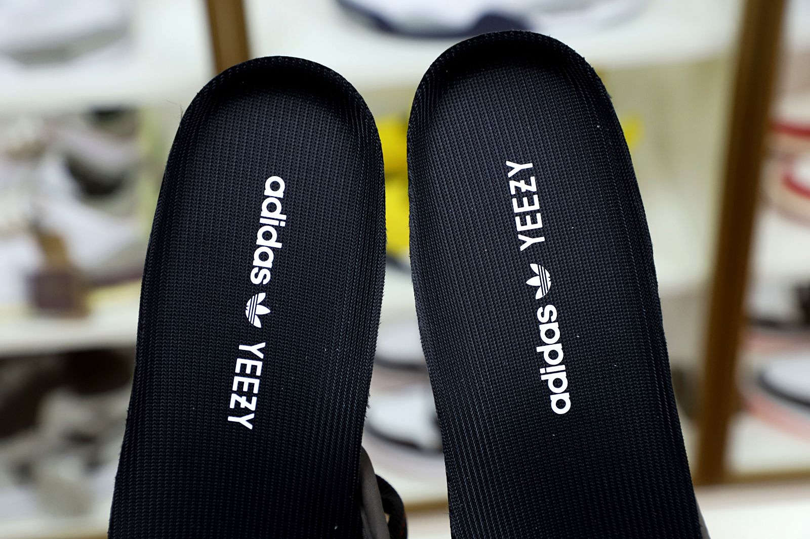 YEEZY BOOST 350 V2 BLACK REFLECTIVE