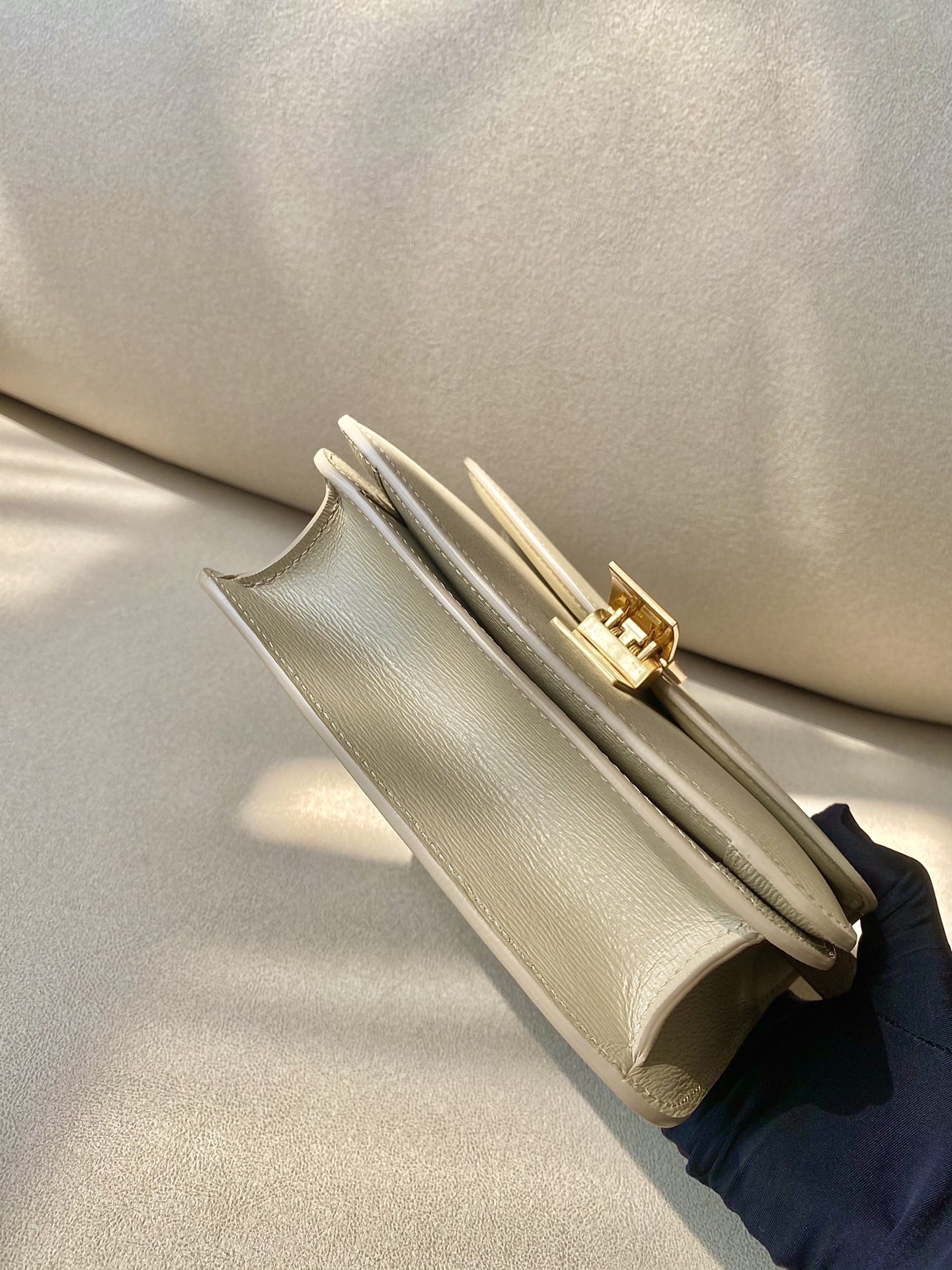𝐂𝐞𝐥𝐢𝐧𝐞 Box Teen bag in polished calfskin