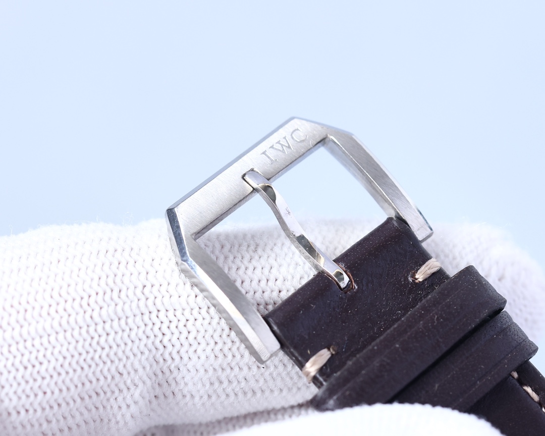 IWC- The line staff series lW5127537 movement automatic mechanical Swiss machine 2824 316 stainless steel