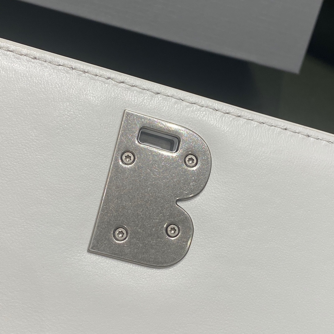 BALENCIAGA 𝘀𝗺𝗮𝗹𝗹 𝗯𝗮𝗴 𝗯𝗮𝗴 Lizard print white with white buckle