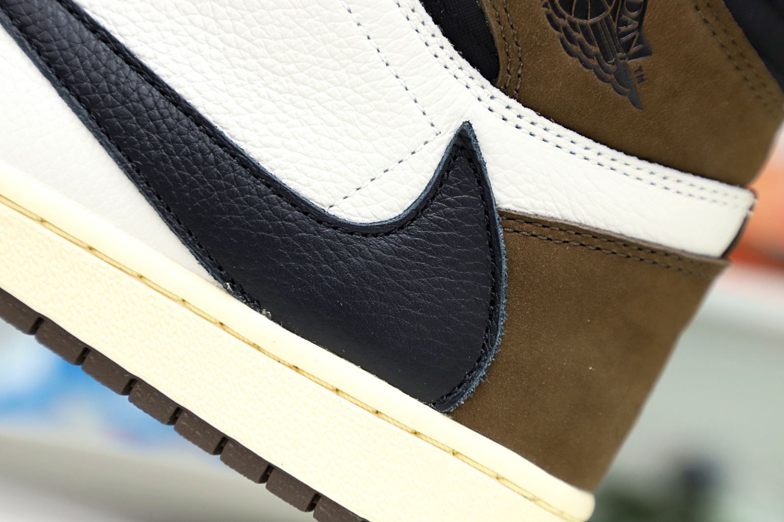 TRAVIS SCOTT X AIR JORDAN 1 RETRO HIGH OG MOCHA