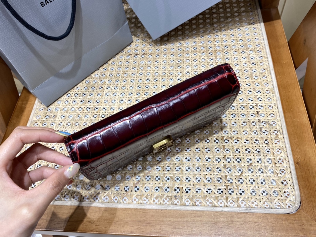 BALENCIAGA 𝘄𝗮𝗹𝗹𝗲𝘁 𝗼𝗻 𝗰𝗵𝗮𝗶𝗻 ▪️ crocodile print burgundy gold buckle