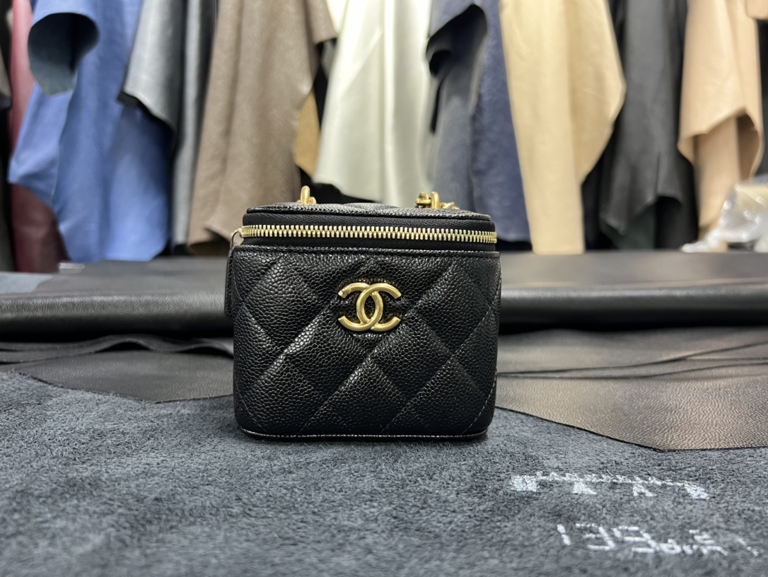 𝗖𝗛𝗔𝗡𝗘𝗟✦  23p love chain small box ❤️ genuine leather