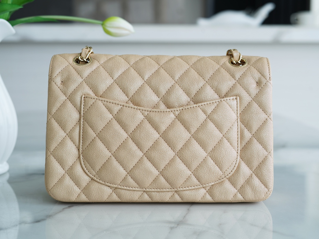 𝐂𝐇𝐀𝐍𝐄𝐋 Classic Flap washed cowhide is made from the most delicate newborn calf Washed fetal cow Small Champagne apricot 🥂