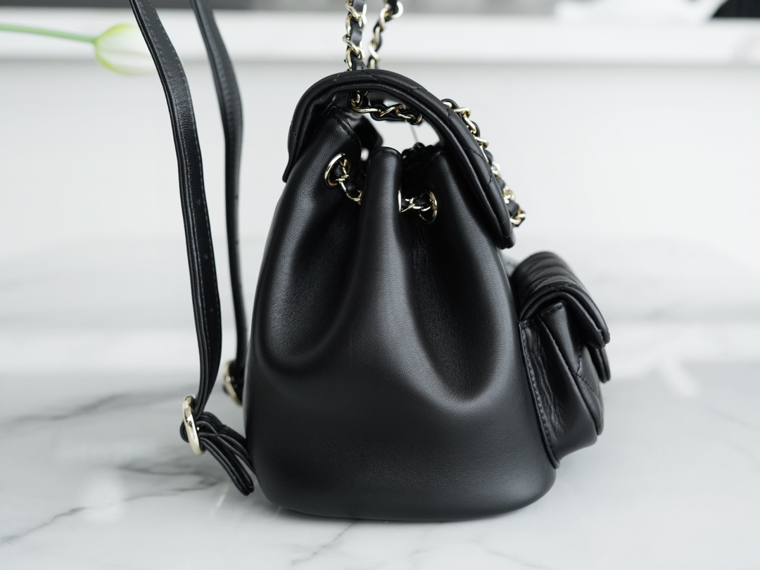 𝗖𝗛𝗔𝗘𝗡𝗟 22 new 𝐃𝐮𝐦𝐚 shoulder bag sheepskin black