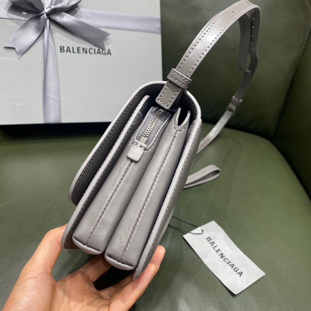 BALENCIAGA 𝘀𝗺𝗮𝗹𝗹 𝗯𝗮𝗴 Plain grey silver buckle