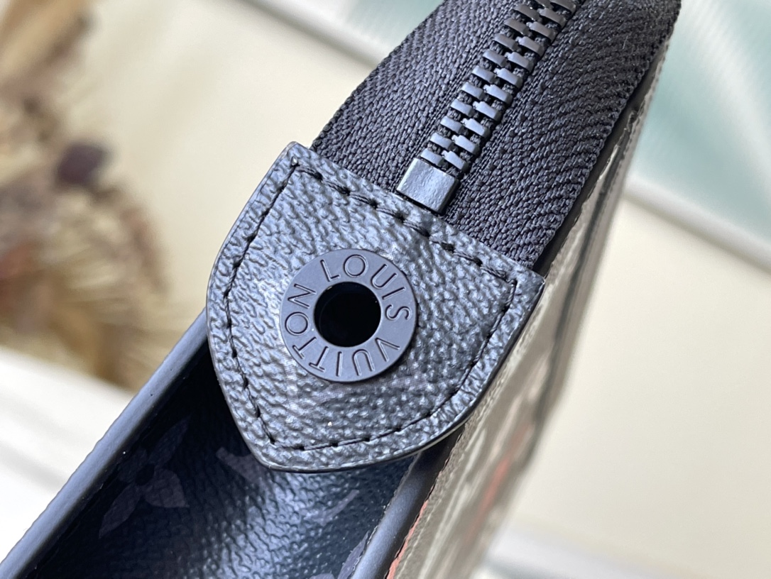 𝐋𝐎𝐔𝐈𝐒 𝐕𝐔𝐈𝐓𝐓𝐎𝐍  M81803