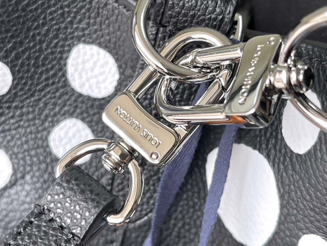 𝐋𝐎𝐔𝐈𝐒 𝐕𝐔𝐈𝐓𝐓𝐎𝐍      M21753