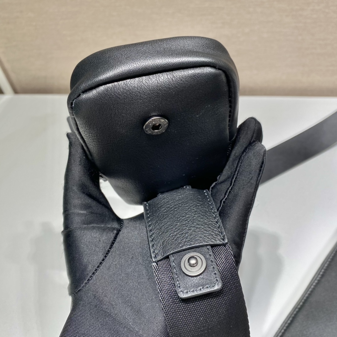 𝐏𝐑𝐀𝐃𝐀 New men's bag 2VH121