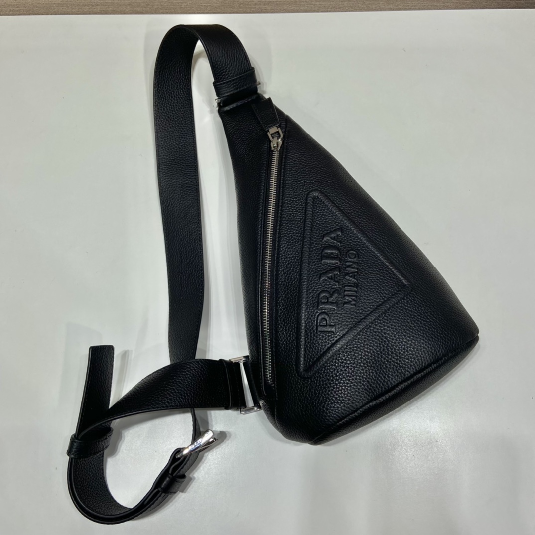 𝐏𝐑𝐀𝐃𝐀  New Chest Bag 2VZ092