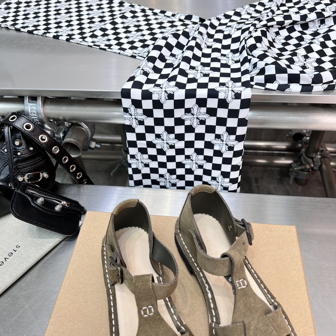 𝐒𝐭𝐞𝐯𝐞 𝐌𝐨𝐧𝐨｜𝟐𝟎𝟐𝟑𝐒𝐒/𝐧𝐞𝐰 A pair of fully handmade sandals using Goodyear practices