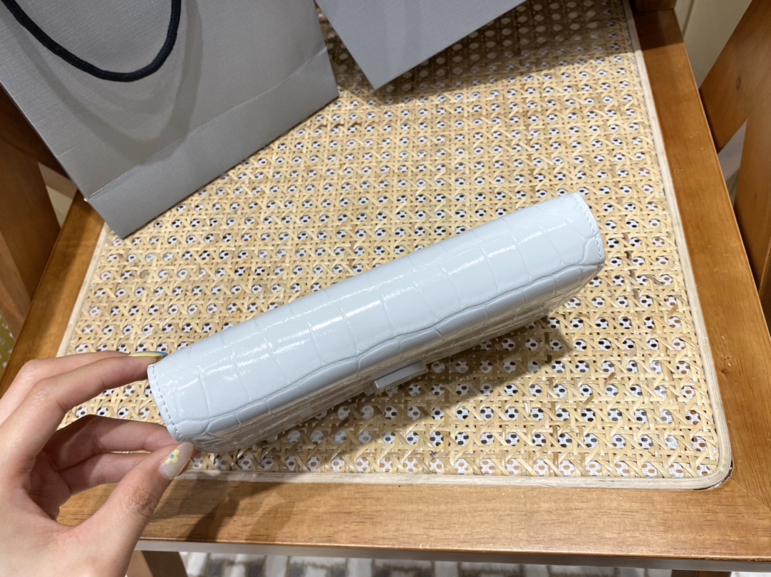 BALENCIAGA 𝘄𝗮𝗹𝗹𝗲𝘁 𝗼𝗻 𝗰𝗵𝗮𝗶𝗻 ▪️ crocodile pattern white white buckle