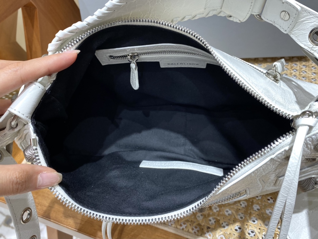 BALENCIAGA 𝐋𝐞 𝐂𝐚𝐠𝐨𝐥𝐞 Moon Bag