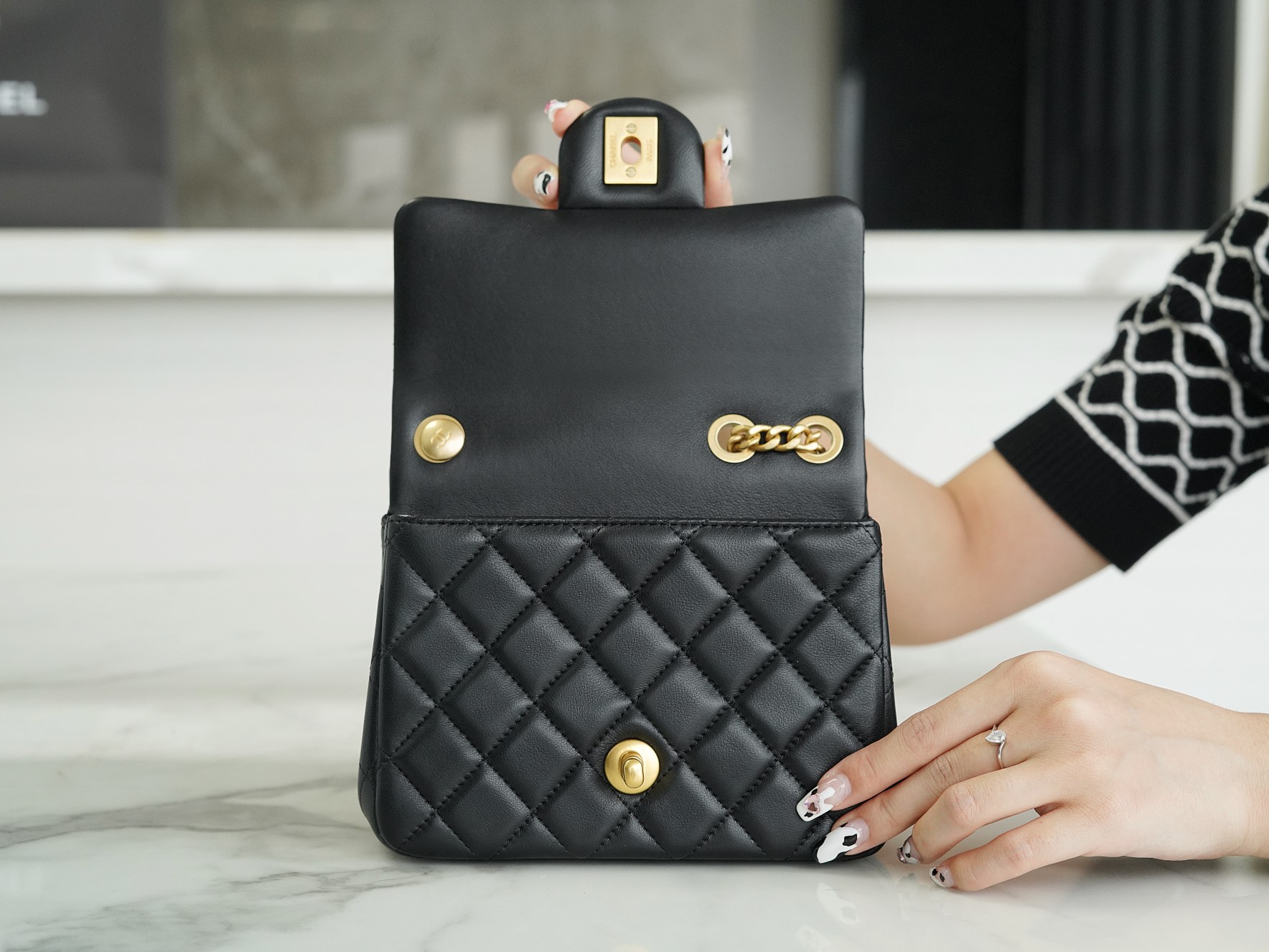 𝗖𝗛𝗔𝗡𝗘𝗟✦ 𝗖𝗹𝗮𝘀𝘀𝗶𝗰 𝗙𝗹𝗮𝗽 23S Camellia Adjustment Buckle Square Fat Black Gold