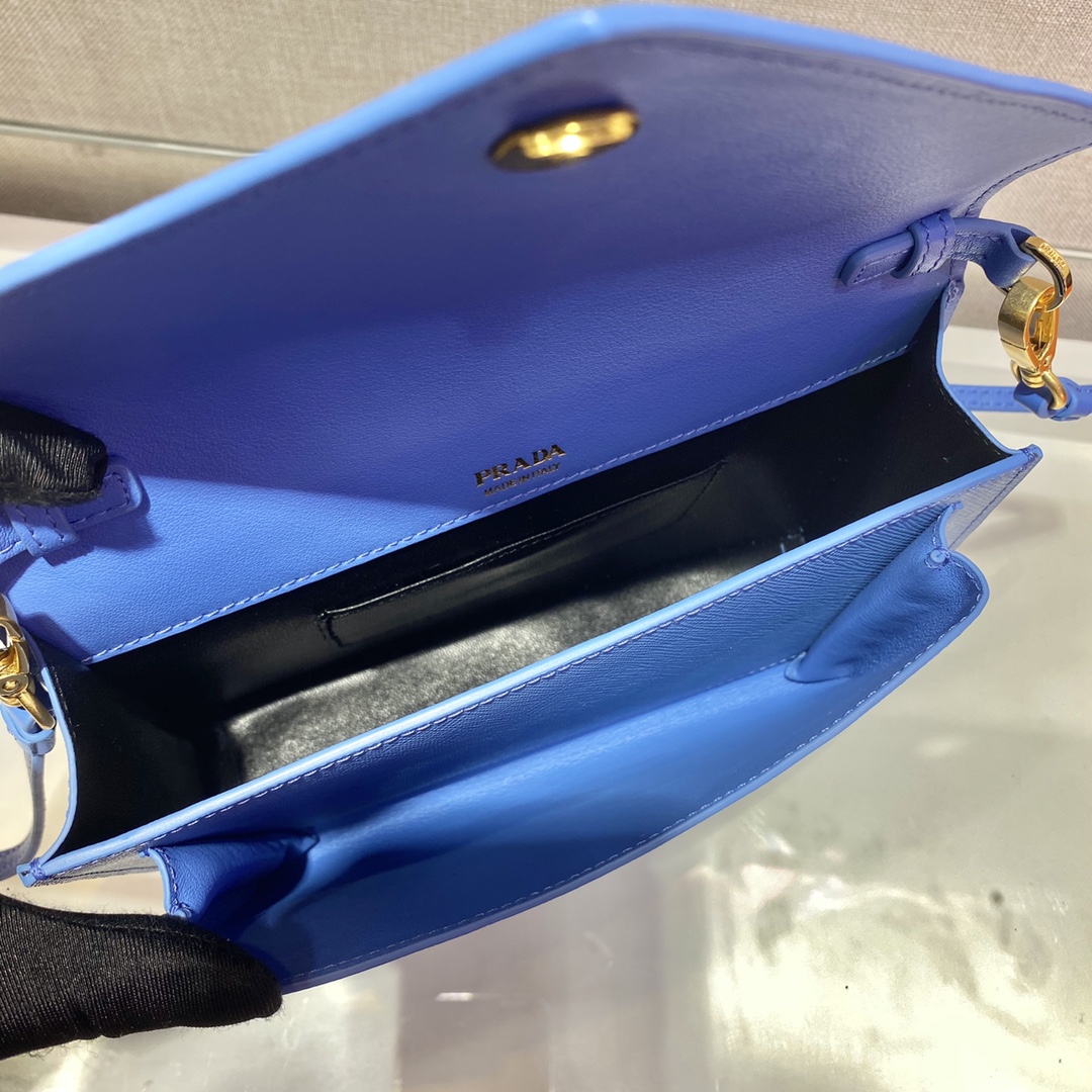 𝐏𝐑𝐀𝐃𝐀 Crossbody bag 1BP020